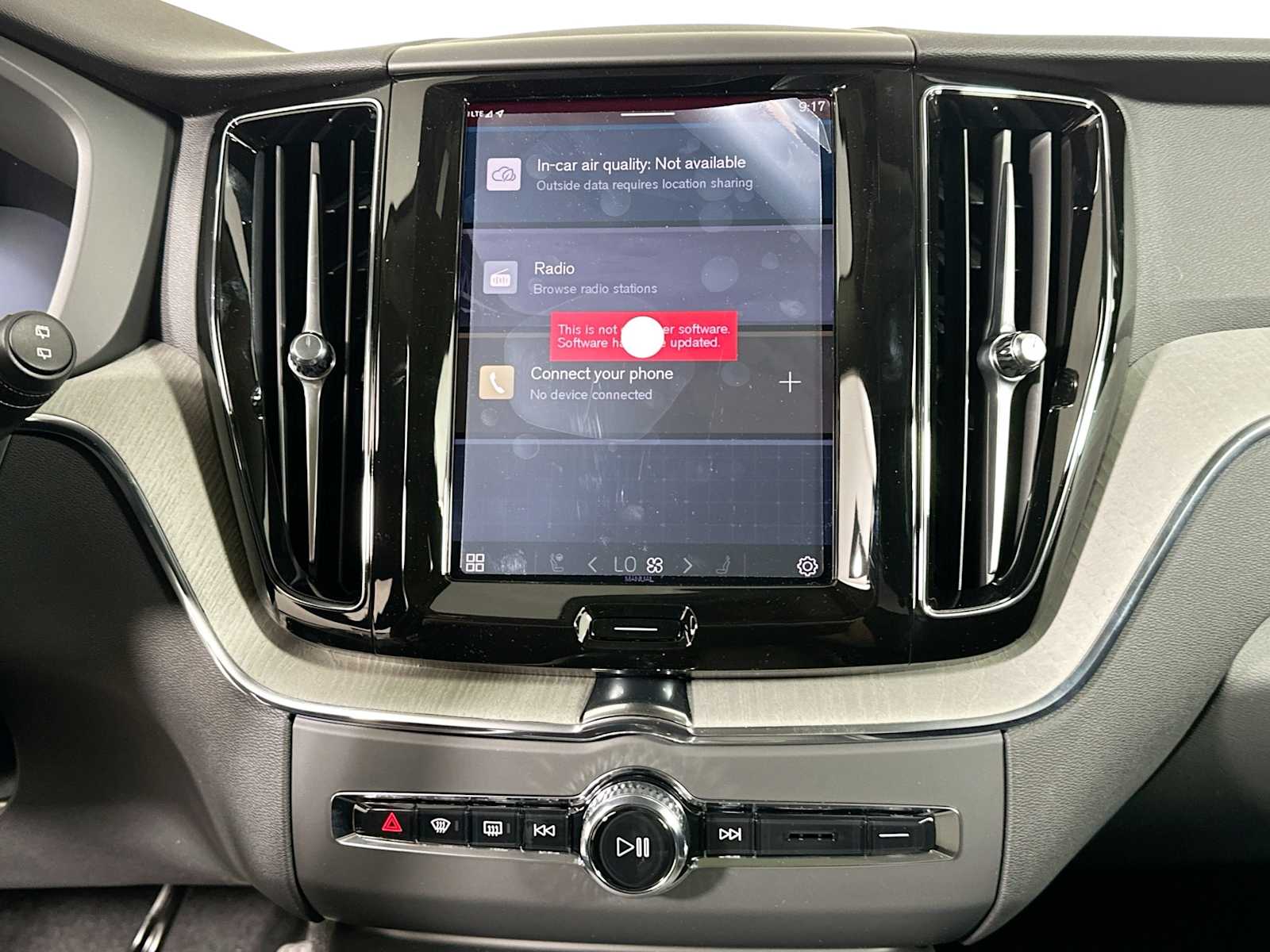 2025 Volvo XC60 T8 Plus photo 13