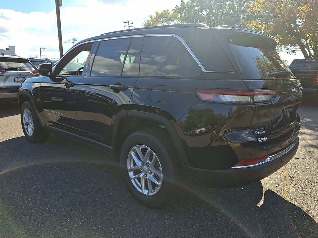 2025 Jeep Grand Cherokee Laredo X photo 2