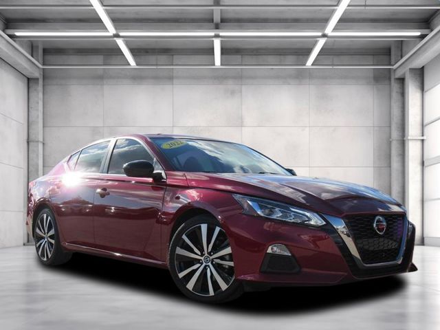 2022 Nissan Altima SR's photo