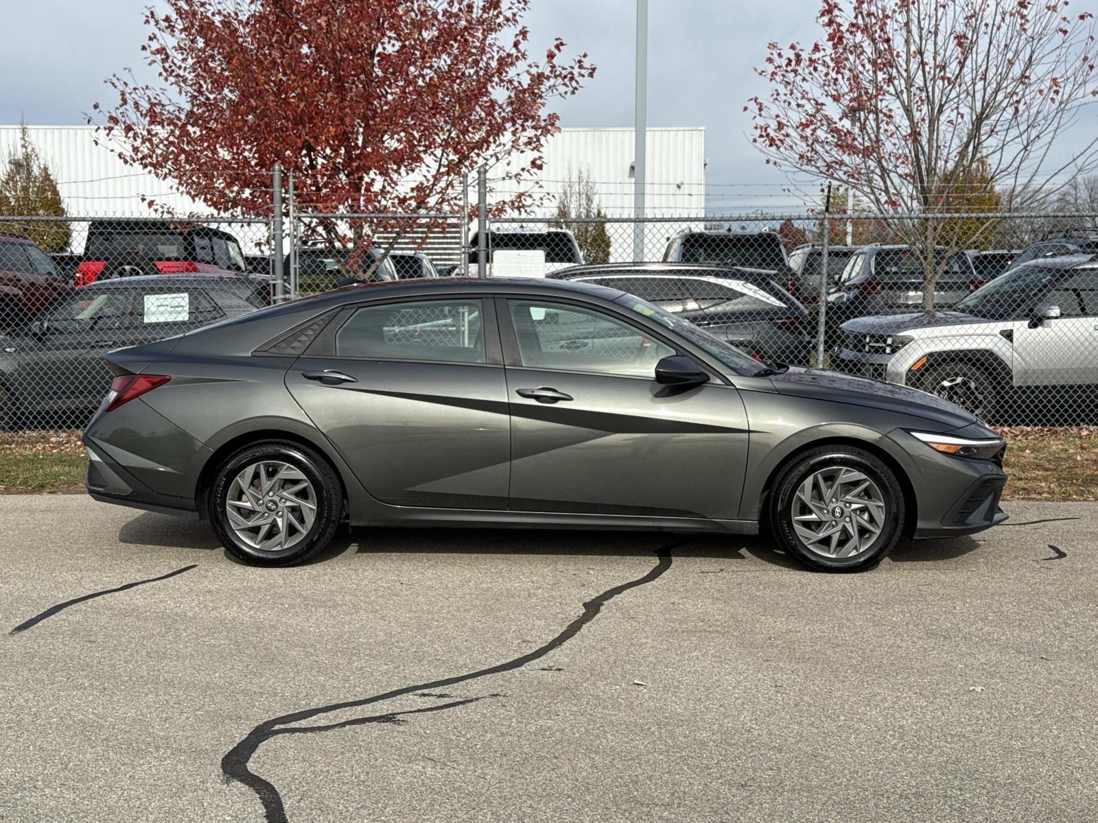 2024 Hyundai Elantra SEL photo 3