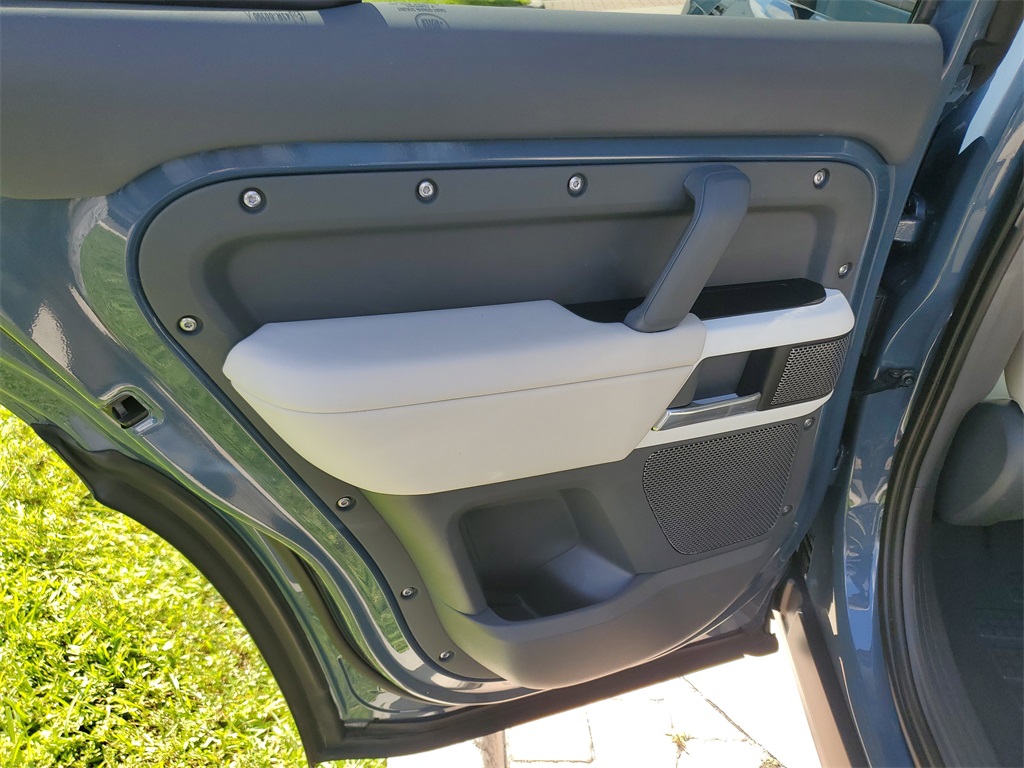 2024 Land Rover Defender 110 S photo 10