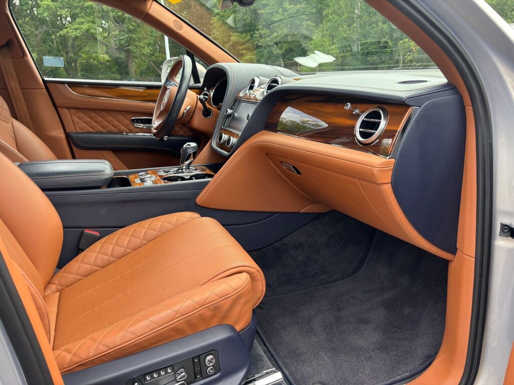 2019 Bentley Bentayga V8 photo 16
