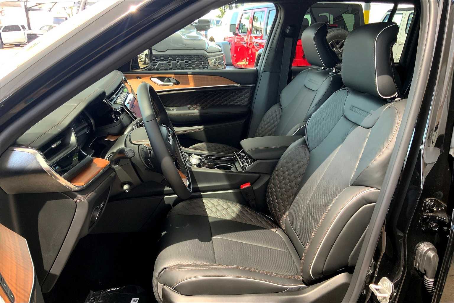 2025 Jeep Grand Cherokee Summit Reserve photo 6