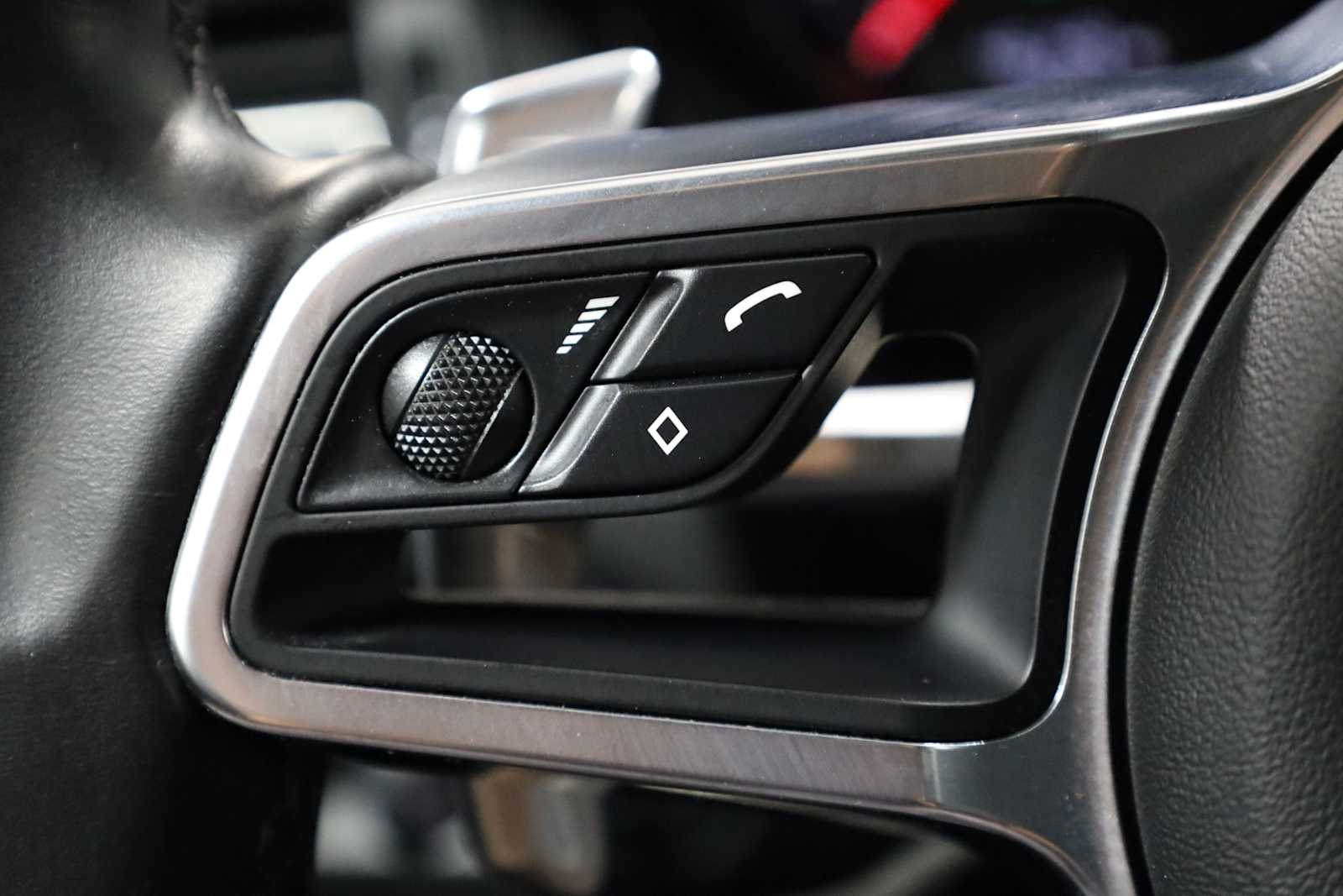 2021 Porsche Macan Base photo 27