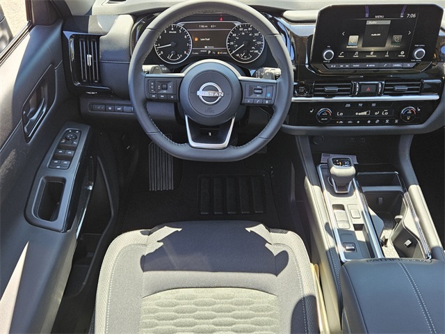 2025 Nissan Pathfinder SV photo 7