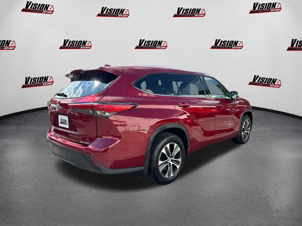 2022 Toyota Highlander XLE photo 5