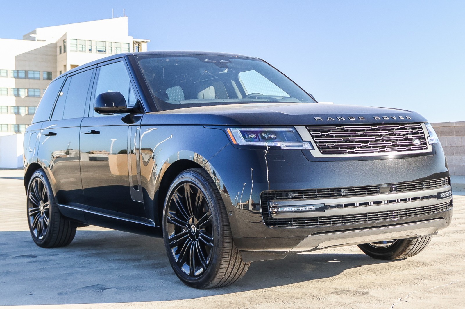 2025 Land Rover Range Rover SE photo 2