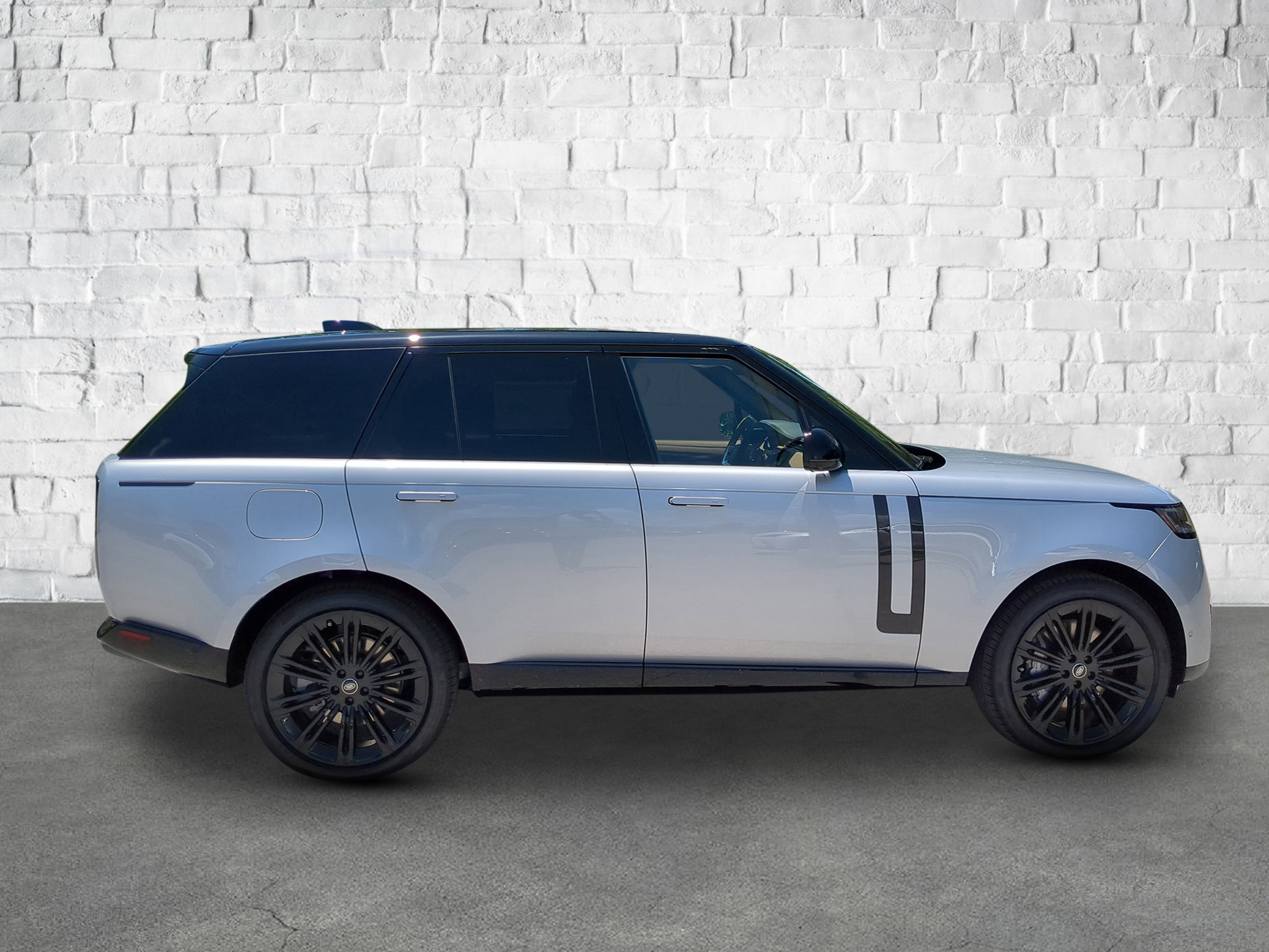 2025 Land Rover Range Rover SE photo 4