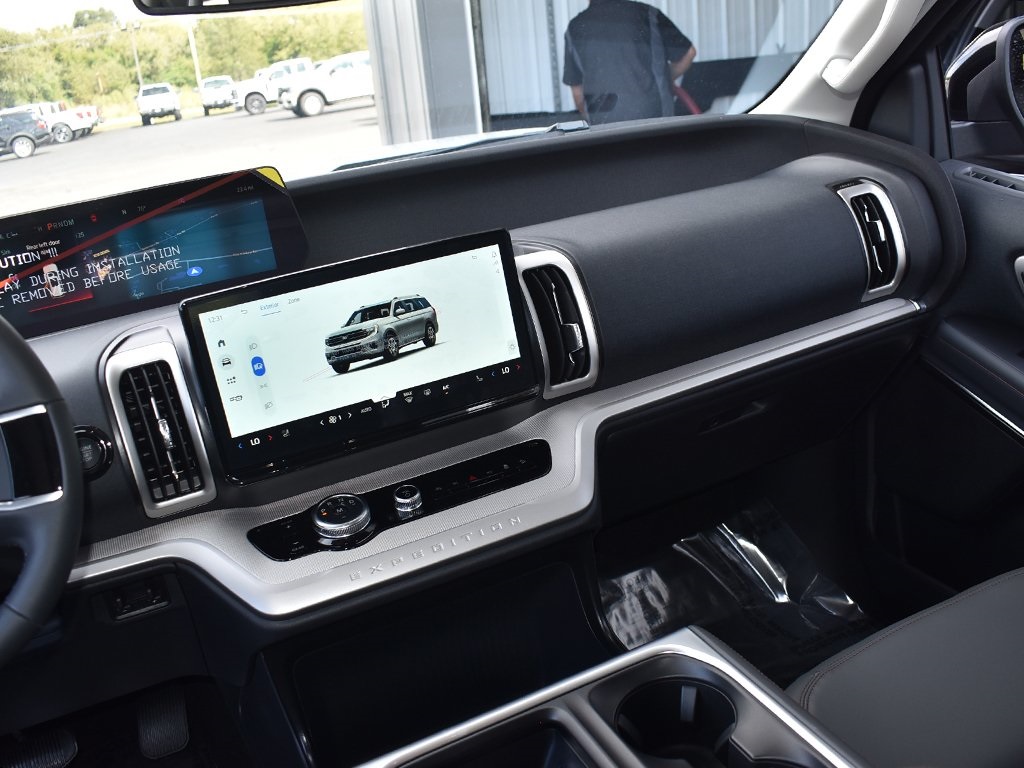 2025 Ford Expedition MAX photo 16