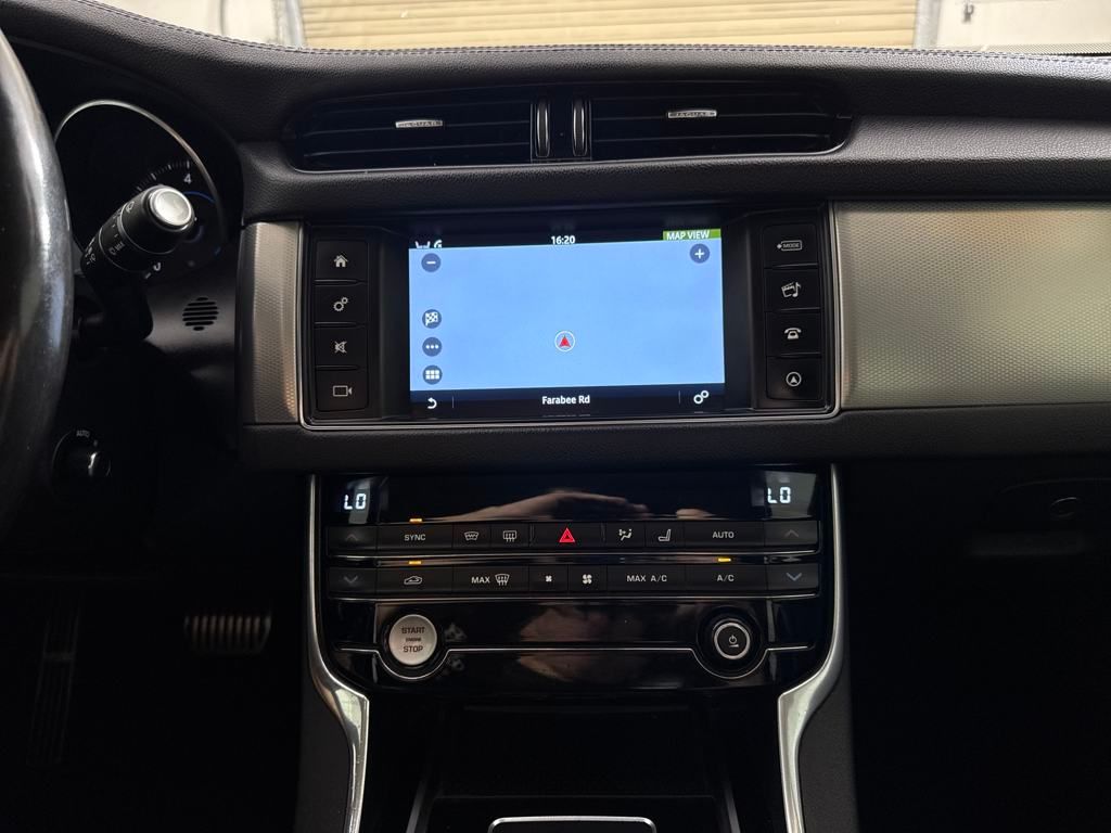 2017 Jaguar XF 35t Premium AWD photo 16