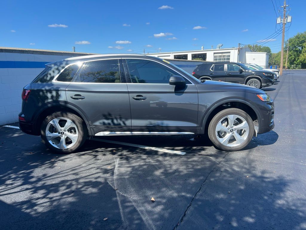 2021 Audi Q5 45 Prestige photo 5