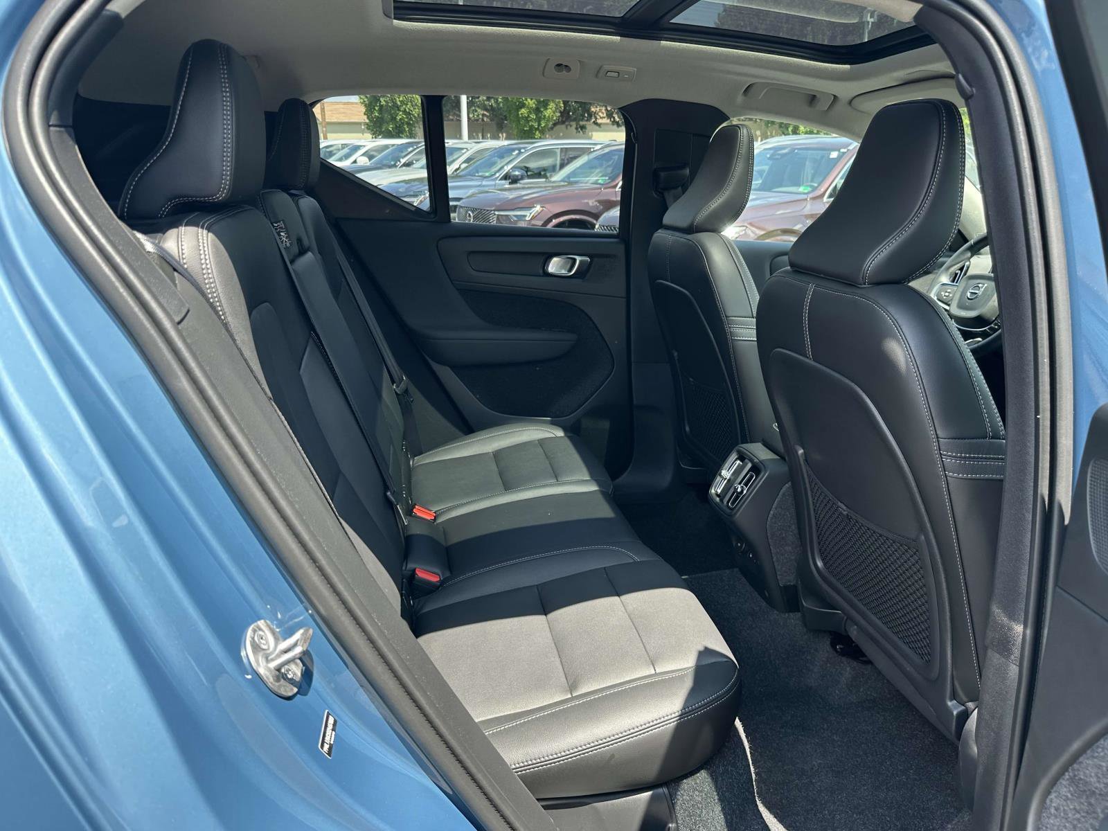 2025 Volvo XC40 Plus photo 12