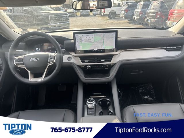 2025 Ford Explorer photo 2
