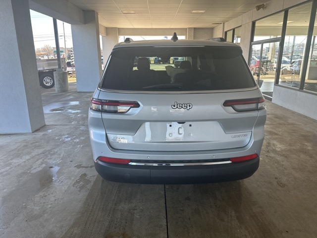 2025 Jeep Grand Cherokee Limited photo 4