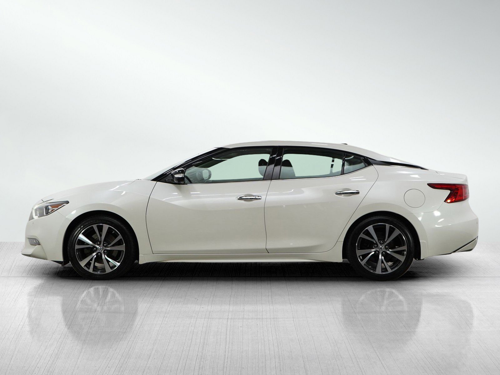 2016 Nissan Maxima Platinum photo 2