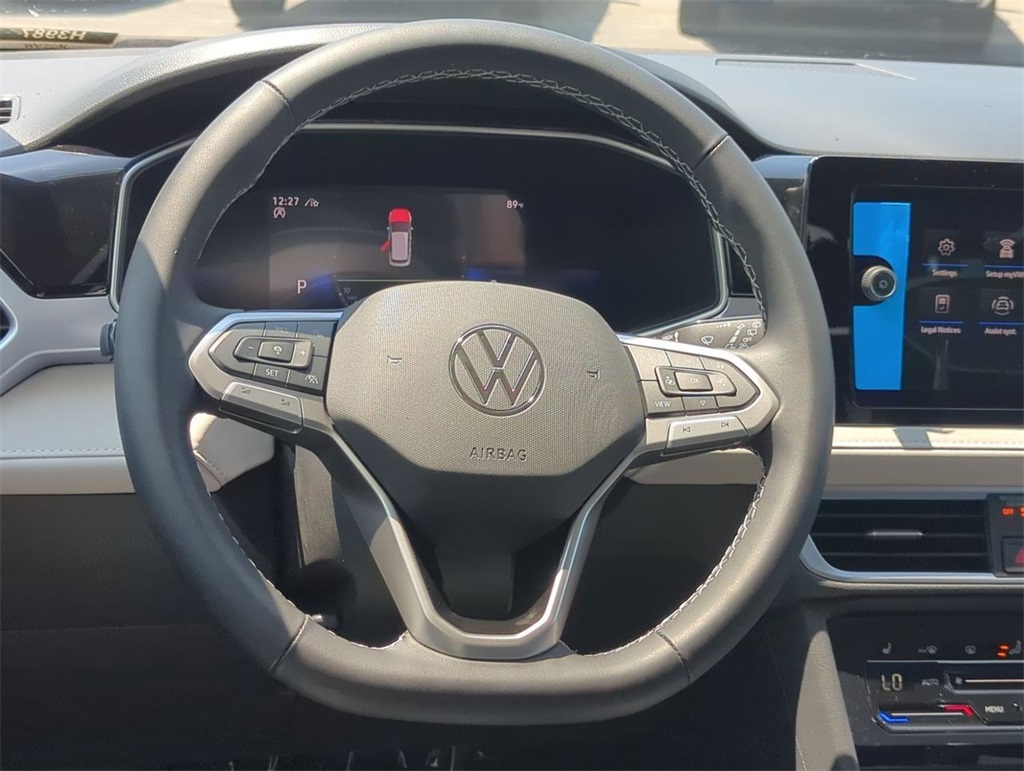 2025 Volkswagen Taos SE photo 11