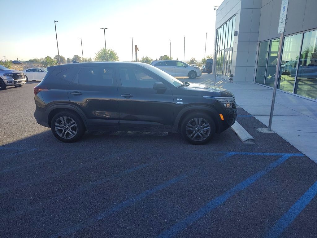 2022 Kia Seltos LX photo 10