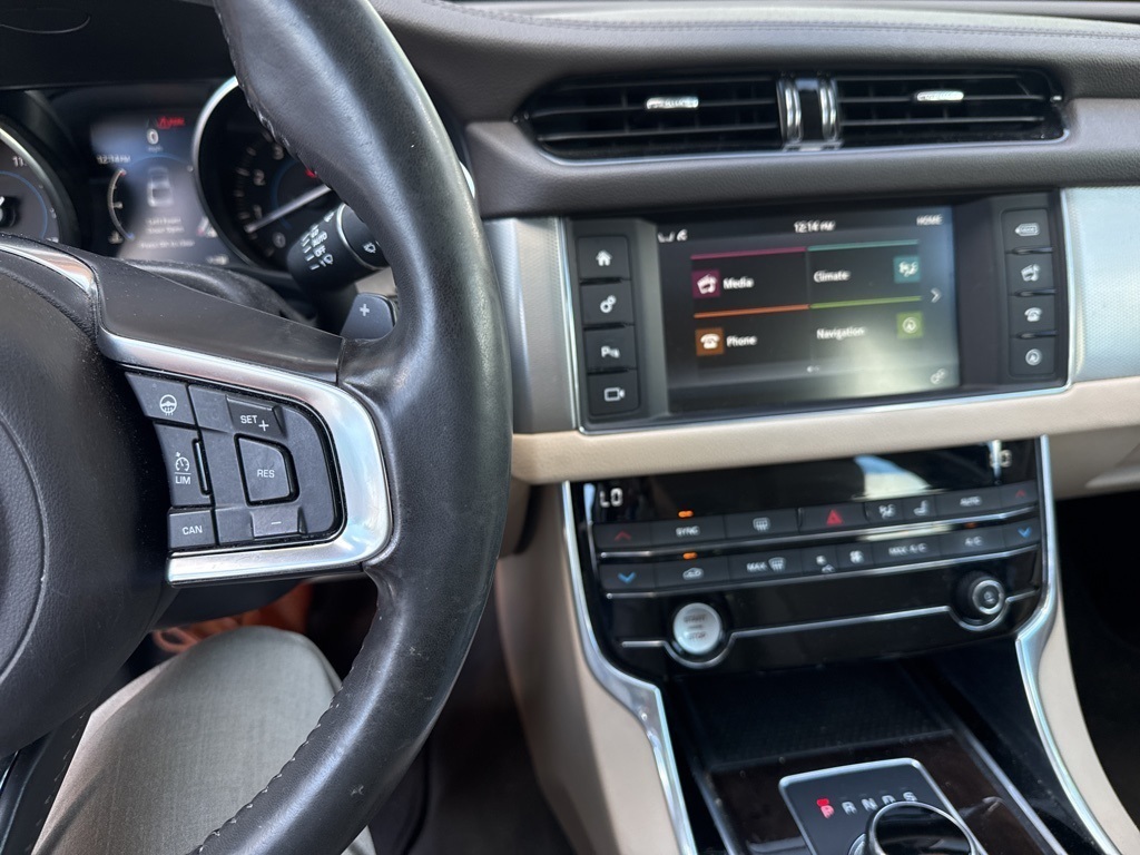 2018 Jaguar XF 35t Prestige photo 4