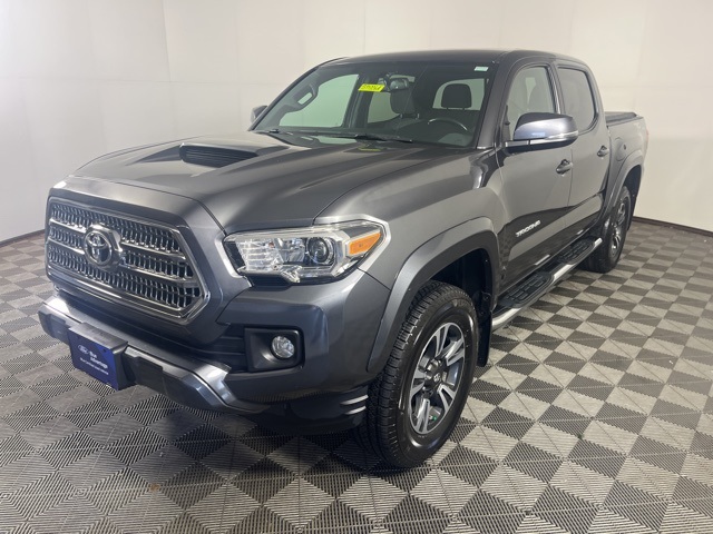 2017 Toyota Tacoma TRD Sport photo 3