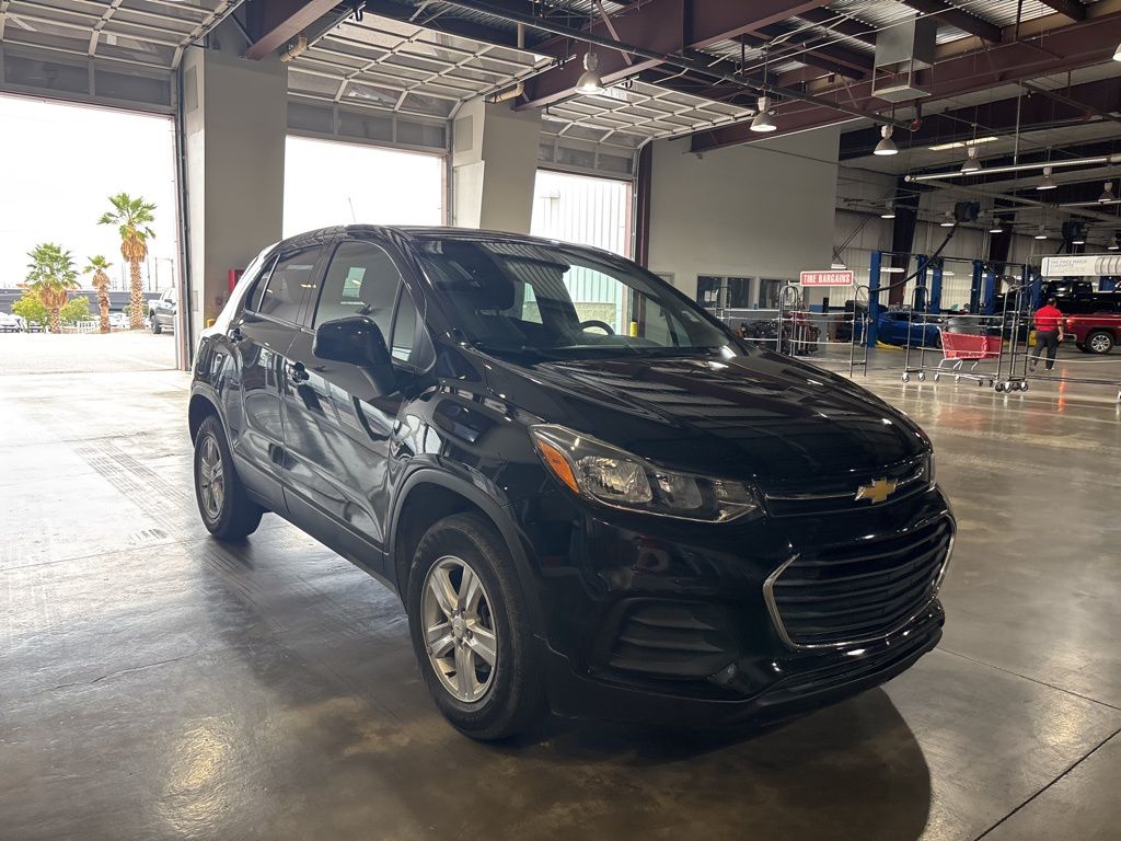 2022 Chevrolet Trax LS photo 2