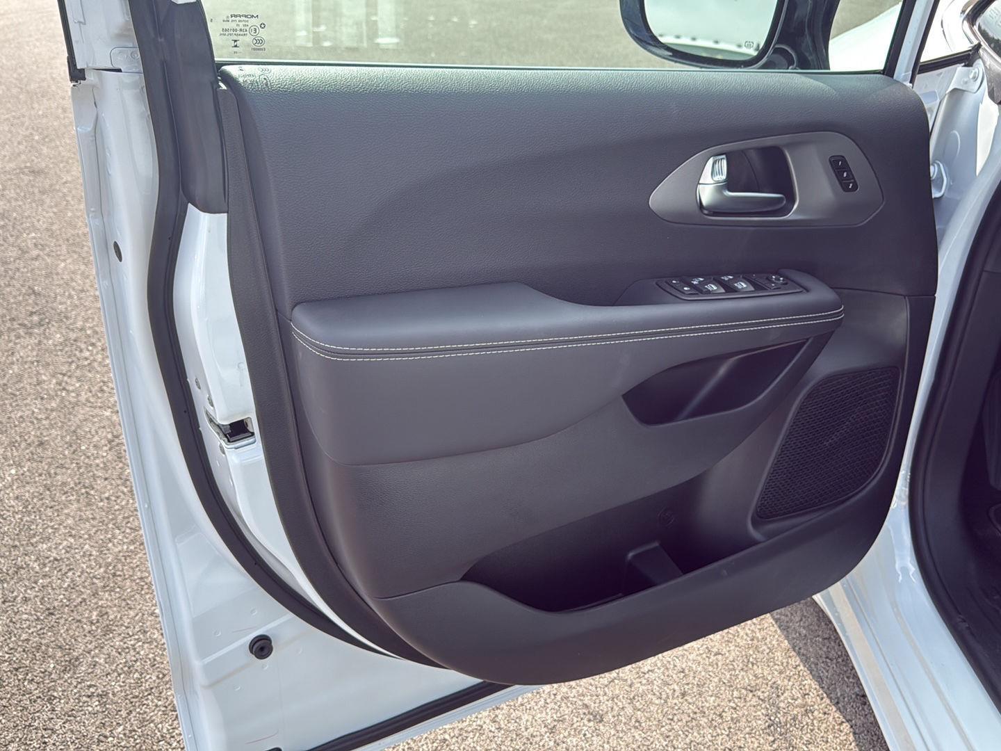 2026 Chrysler Pacifica photo 19