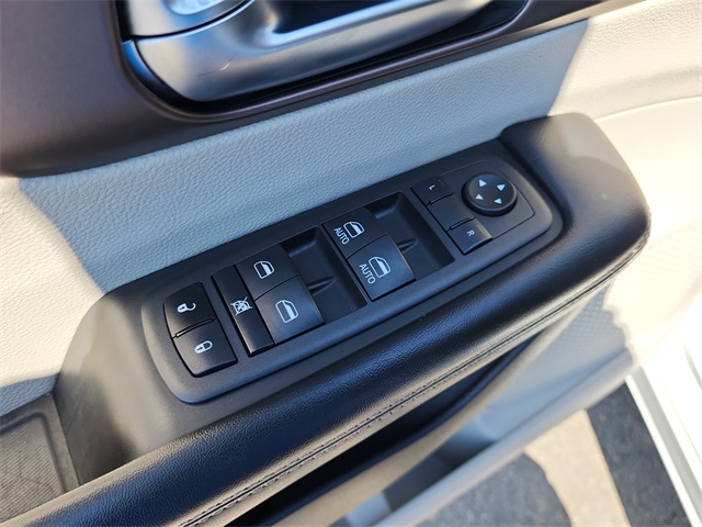 2022 Chrysler Voyager LX photo 8