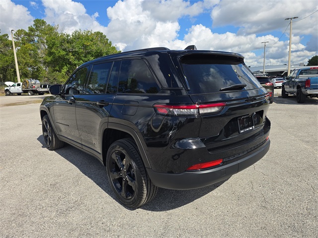 2025 Jeep Grand Cherokee Limited photo 3