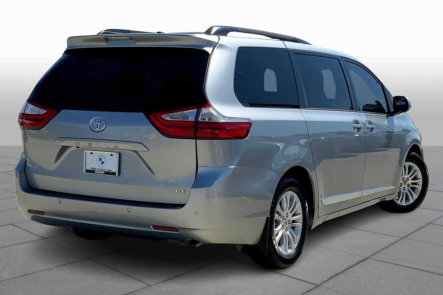 2017 Toyota Sienna XLE photo 11