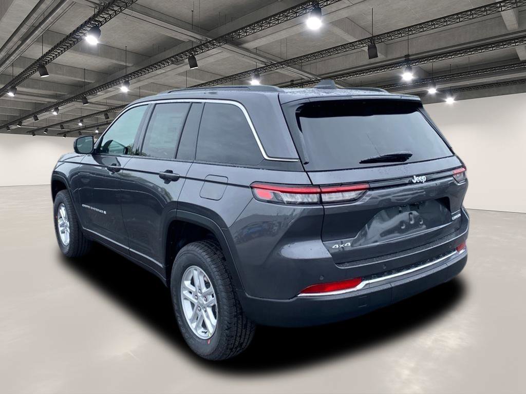 2025 Jeep Grand Cherokee Laredo photo 3