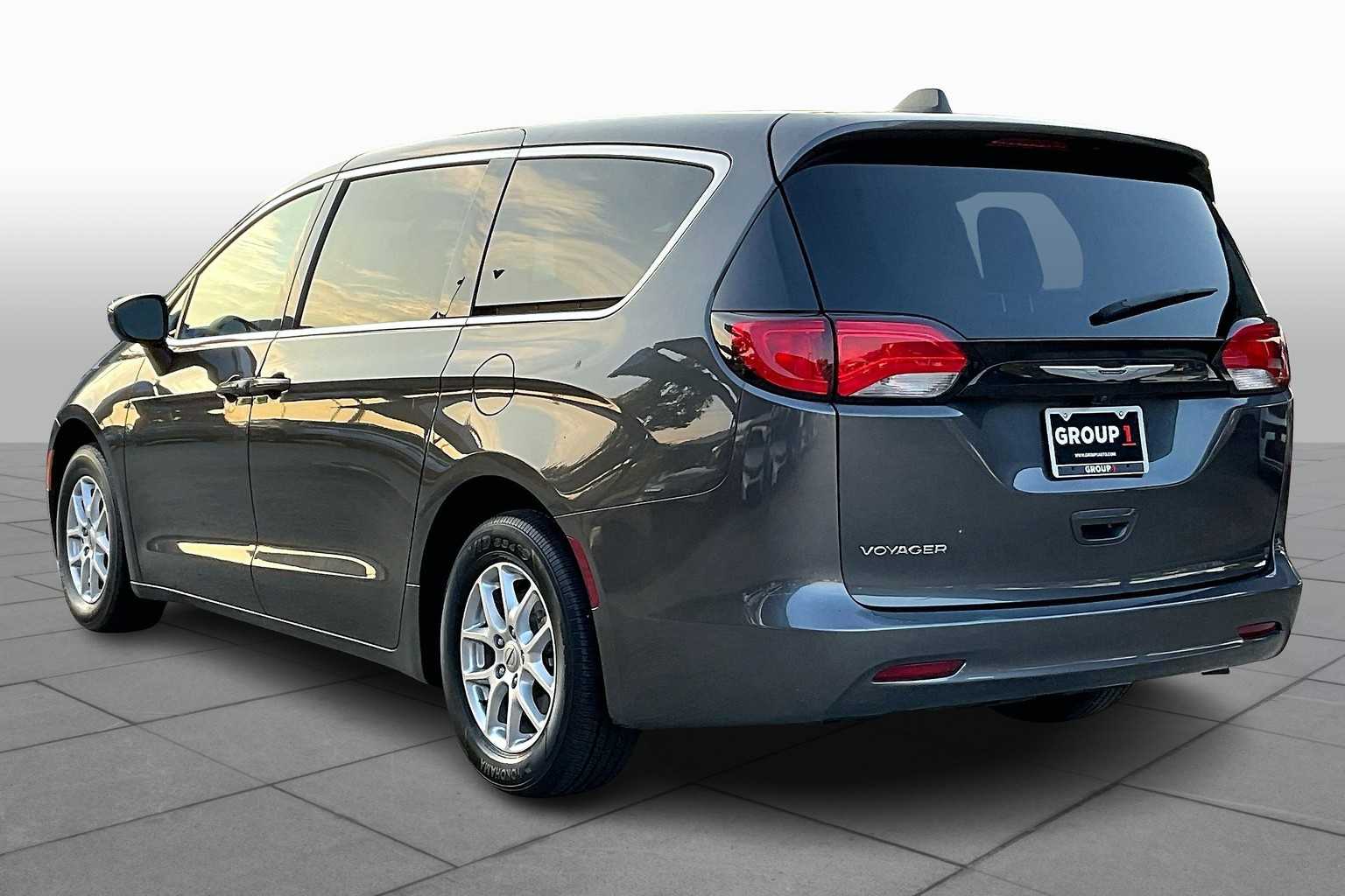 2022 Chrysler Voyager LX photo 10