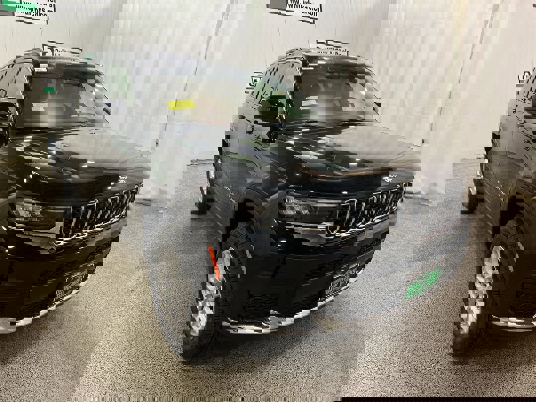 2025 Jeep Grand Cherokee L Laredo's photo