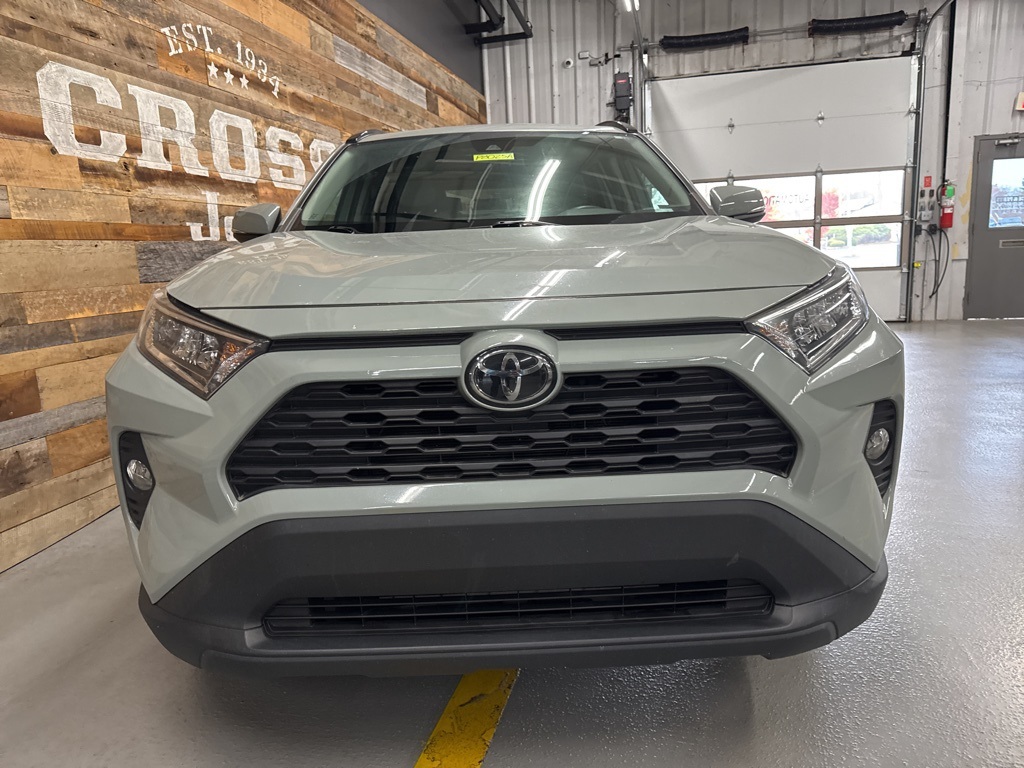 2019 Toyota RAV4 XLE photo 3