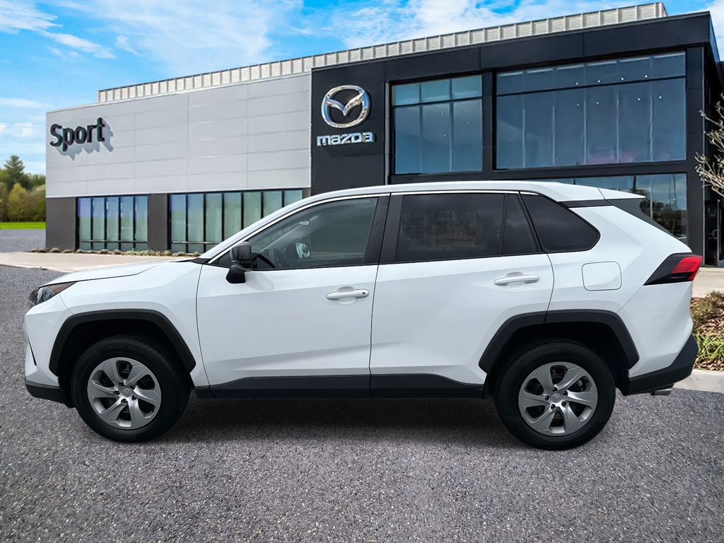 2022 Toyota RAV4 LE photo 5