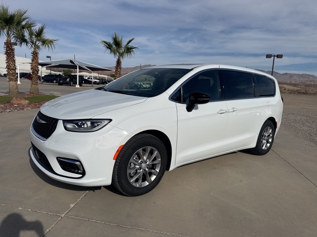 2026 Chrysler Pacifica Limited's photo