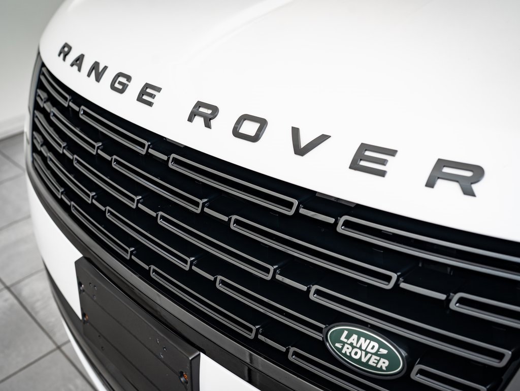 2023 Land Rover Range Rover SE photo 3