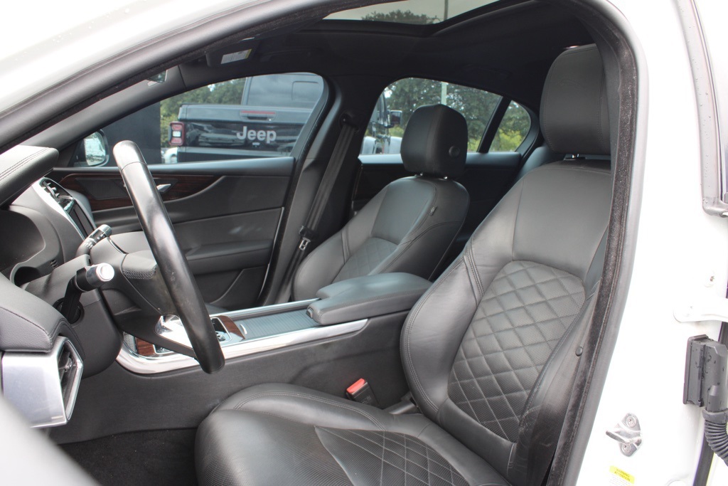 2020 Jaguar XE S photo 5