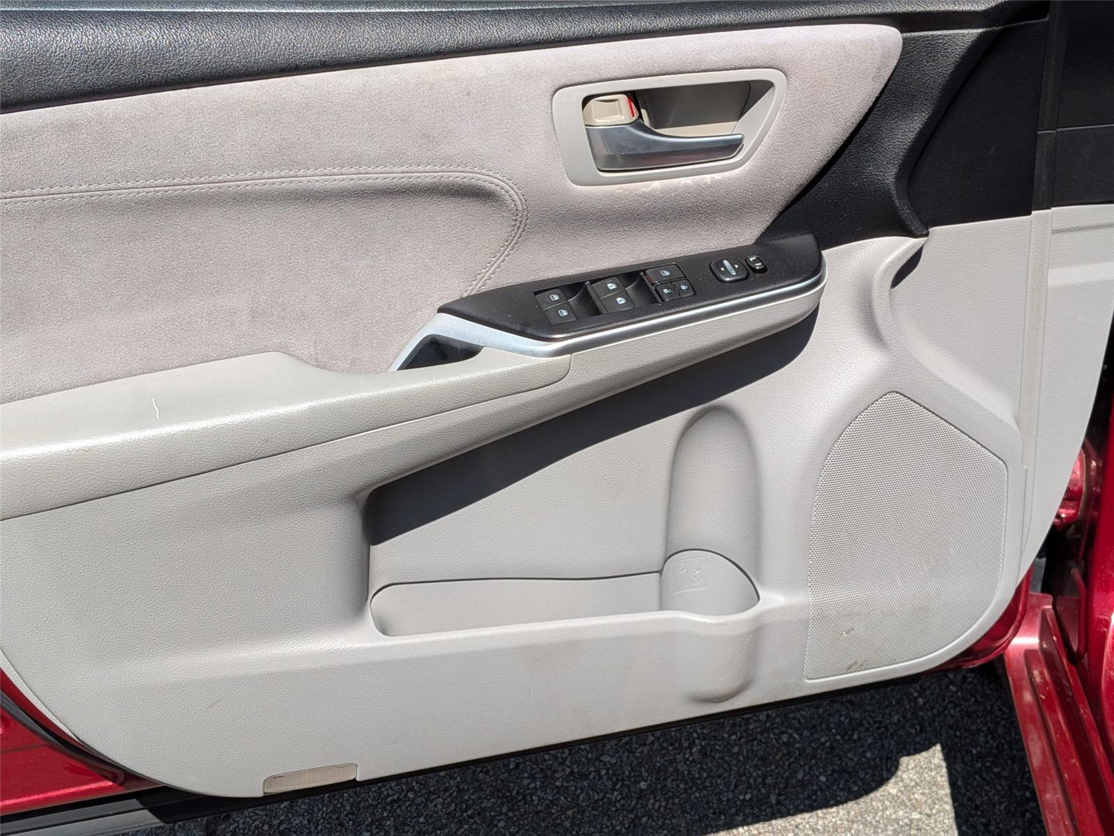 2015 Toyota Camry XSE photo 12
