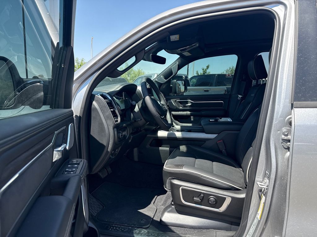 2025 Ram 1500 Laramie photo 4