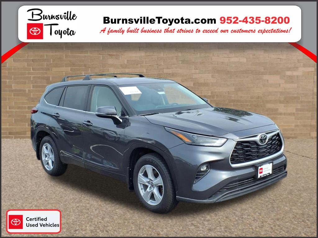 2022 Toyota Highlander LE's photo
