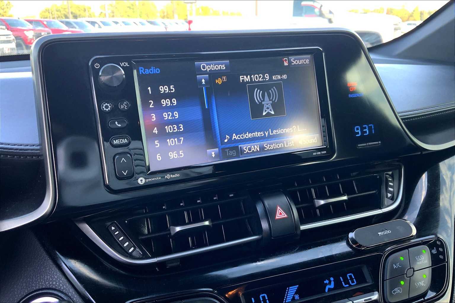 2018 Toyota C-HR XLE Premium photo 30