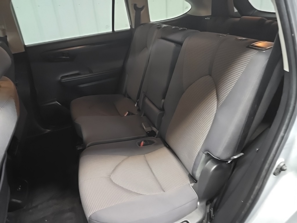 2022 Toyota Highlander LE photo 31
