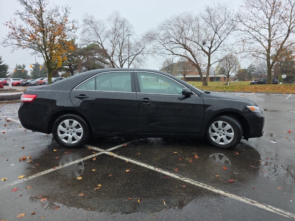 2011 Toyota Camry LE photo 3