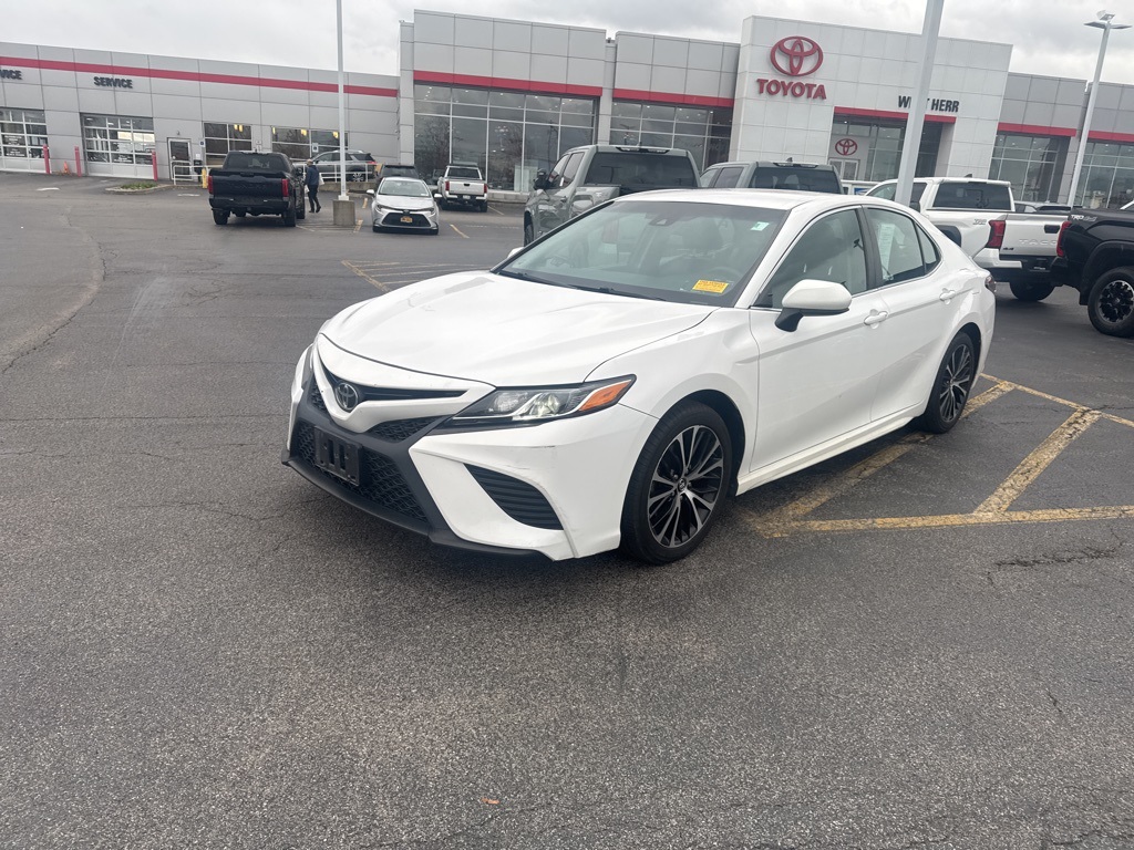 2018 Toyota Camry SE photo 3