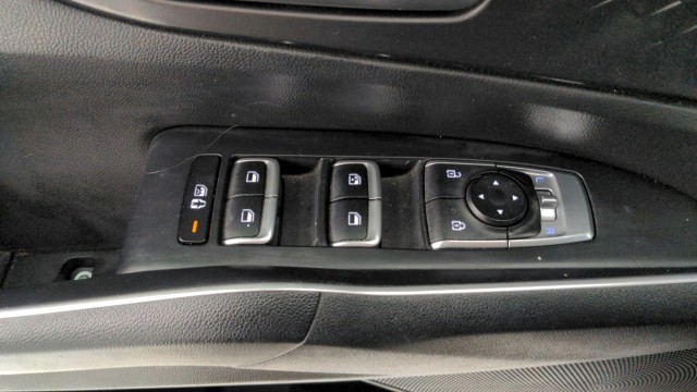 Used 2022 WHITE Kia S image 25