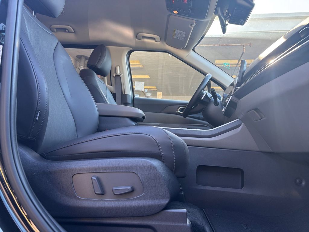 2025 Kia Carnival EX photo 23