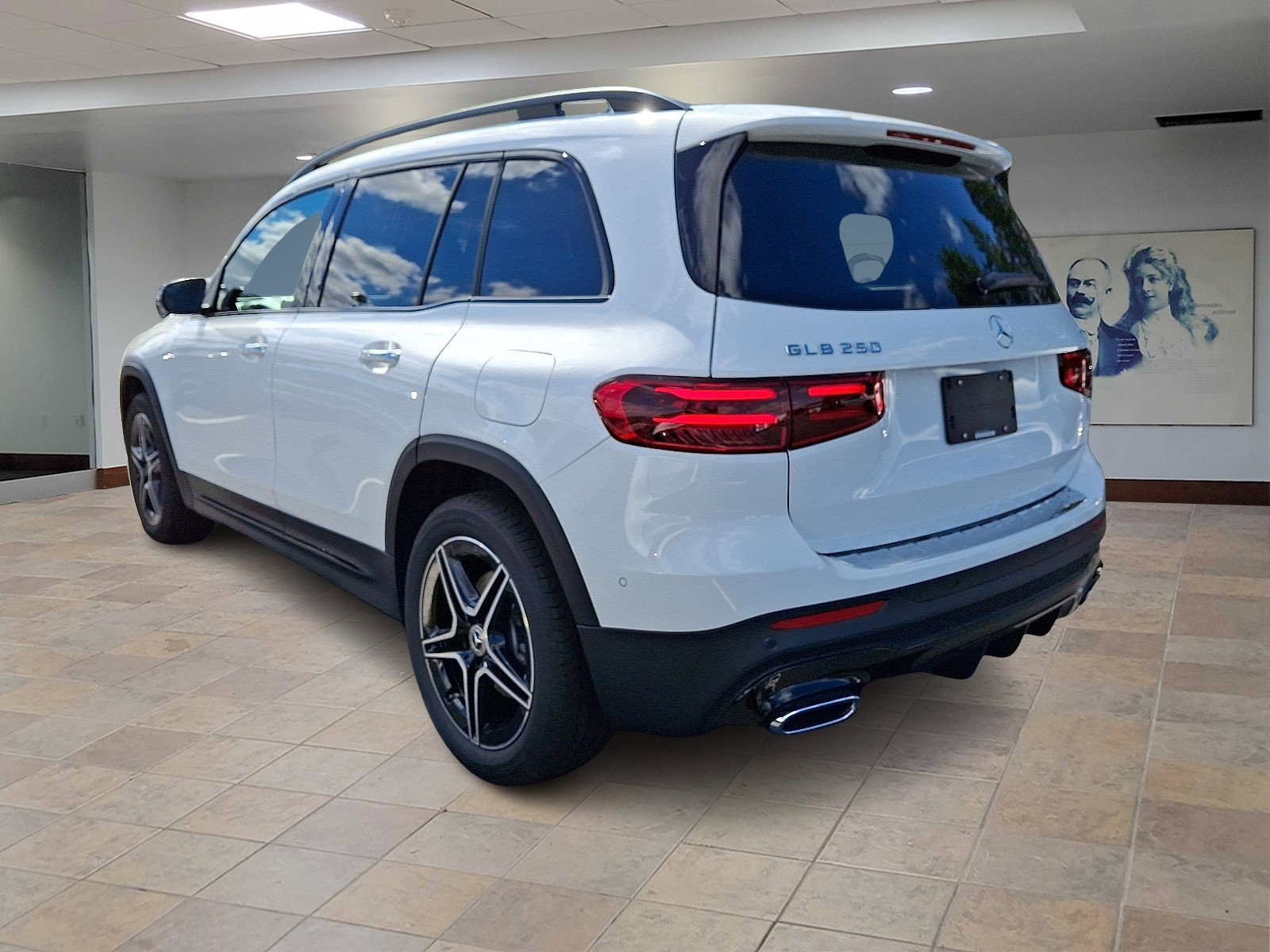 2026 Mercedes Benz GLB 250 4MATIC photo 2