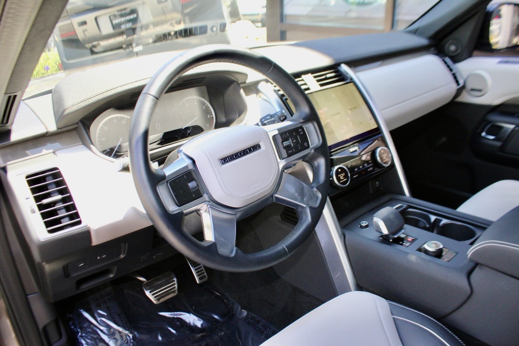 2023 Land Rover Discovery Metropolitan Edition photo 4