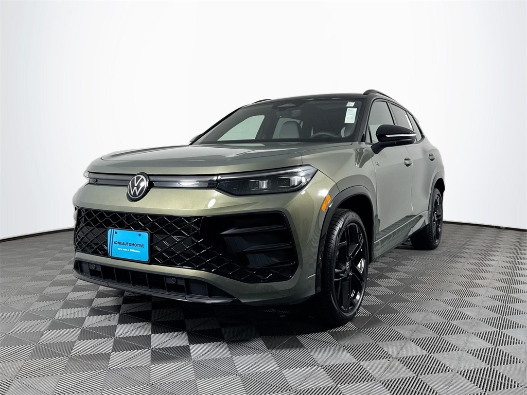 2025 Volkswagen Tiguan SE R-LINE BLACK's photo