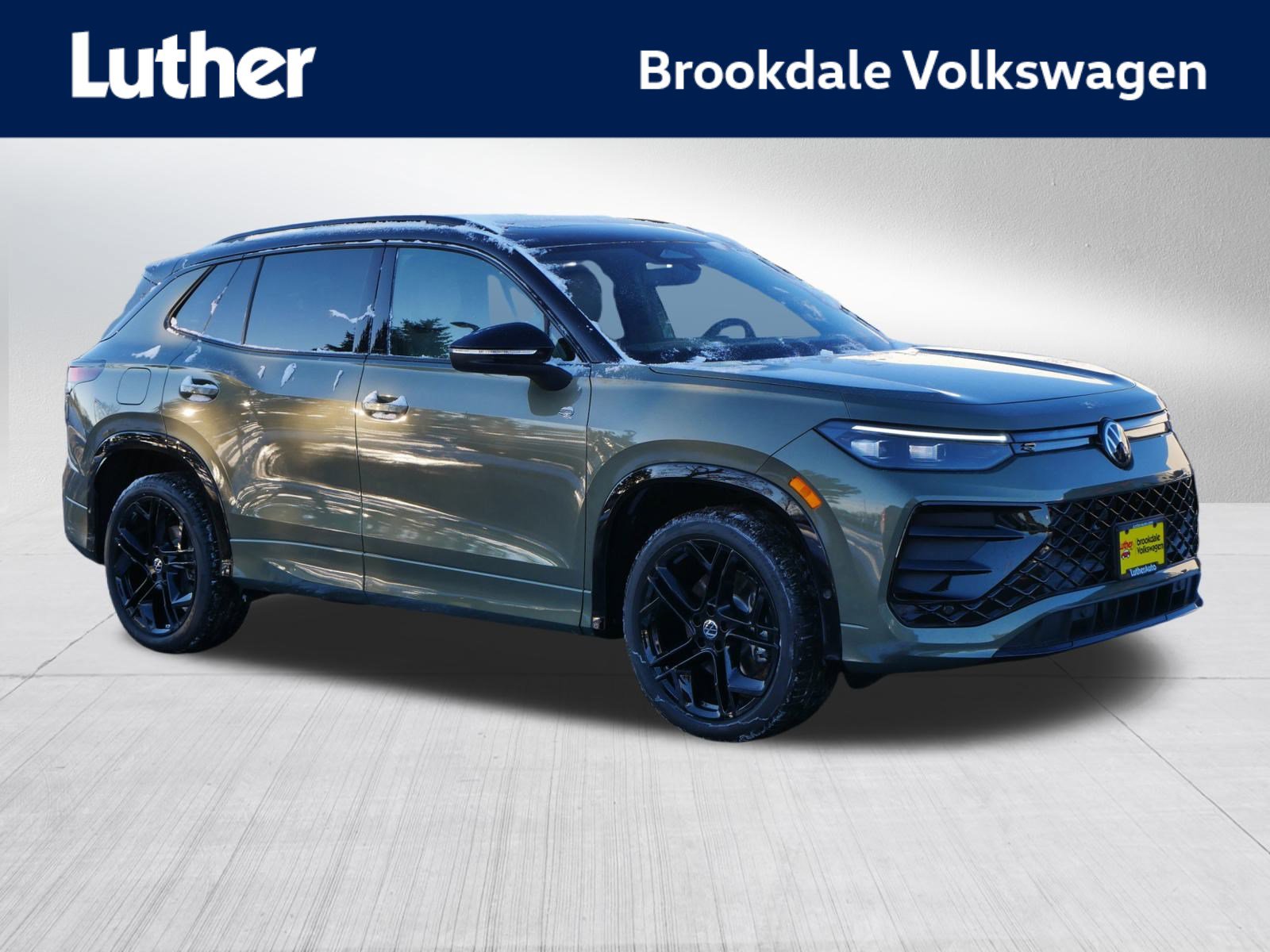 2025 Volkswagen Tiguan SE R-LINE BLACK's photo