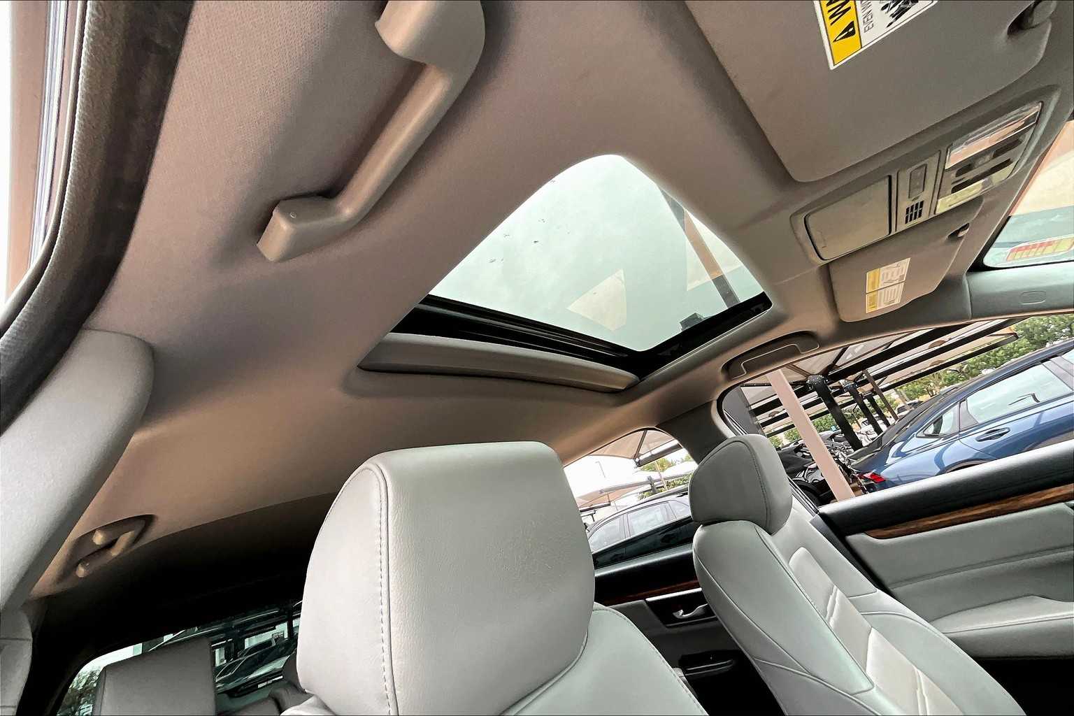 2022 Honda CR-V Hybrid Touring photo 13
